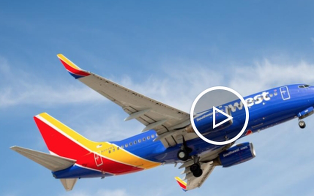 Thót tim khoảnh khắc máy bay Mỹ hạ độ cao khẩn cấp để tránh va chạm chiến đấu cơ