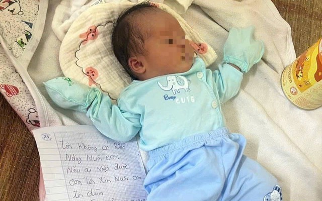 Bé gái bị bỏ lại trong hộp xốp bên quốc lộ kèm mảnh giấy 'mẹ xin lỗi con'