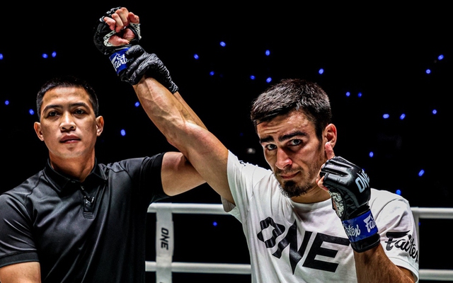 Đấm võ sĩ Thái Lan suýt rơi khỏi võ đài, Samurai Nga nhận ngay 10.000 USD