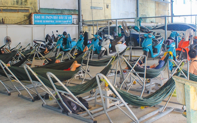 Cà phê võng phiên bản plus: Chỉ 30.000 đồng mà vừa uống nước, vừa sạc xe điện, vừa có chỗ tắm đang gây sốt ở TP.HCM