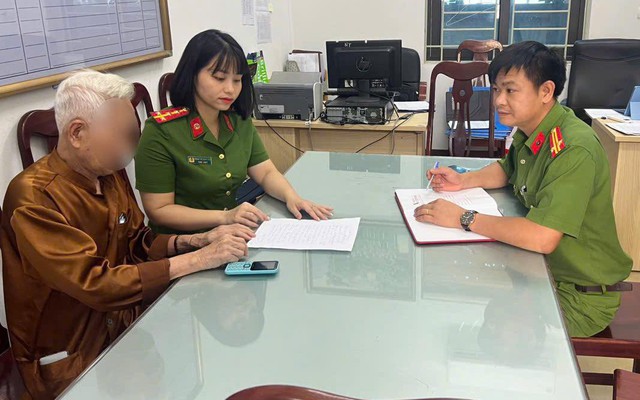 Bố đòi bán 1 cây vàng để “lo việc”, con gái đưa thẳng đến trụ sở công an