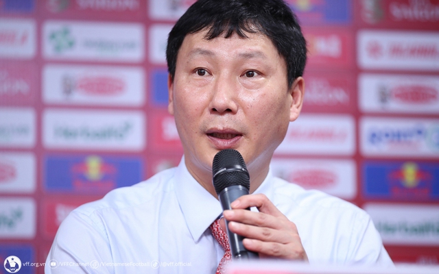 Lễ họp báo gặp sự cố bất ngờ, HLV Kim Sang-sik liền tuyên bố hạ gục Indonesia ở chung kết