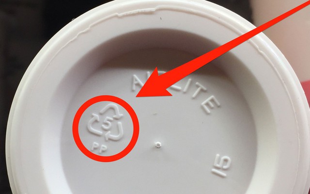 4 ký tự "vàng" dưới đáy chai: Quyền lực ngầm của thương hiệu Việt