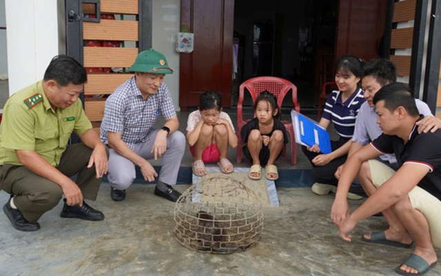 Đặt lừ trên sông, người dân bắt được con vật hiếm thấy