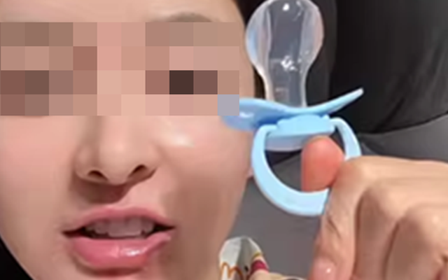 Trào lưu người lớn ngậm núm ti giả đi ngủ gây sốt mạng xã hội Trung Quốc