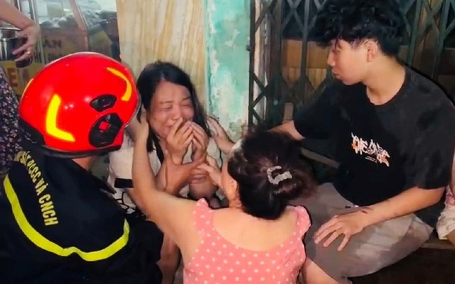 Giải cứu 5 người mắc kẹt trong căn nhà bốc cháy lúc nửa đêm