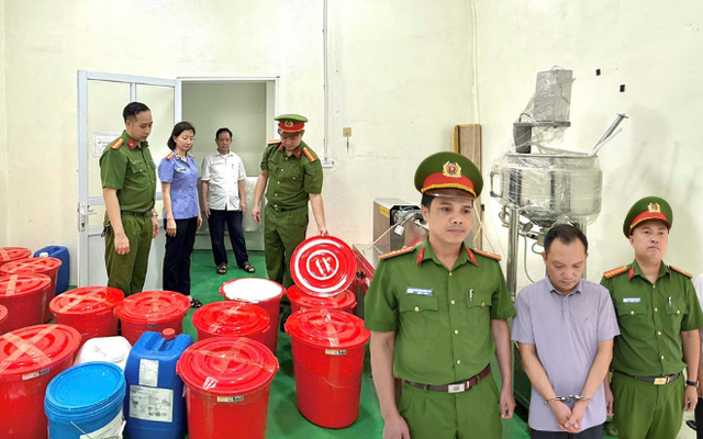 Cận cảnh khám xét Công ty Athena Việt Nam của 'trùm mỹ phẩm giả' Đường Văn Thiết