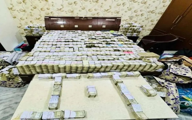 Tịch thu 122 tỷ đồng tiền mặt chất đống như tủ sách, 183 tỷ vàng và trang sức của một doanh nhân buôn giày dép, kiểm kê thâu đêm