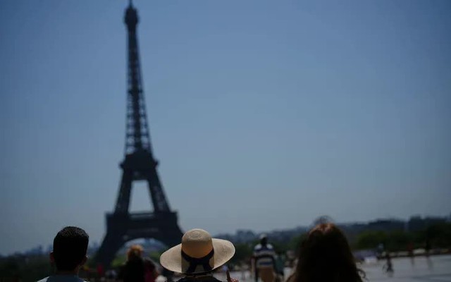 Đỉnh tháp Eiffel đóng cửa vì nắng nóng kỷ lục