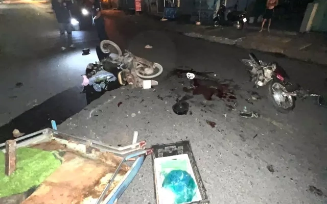 Xe máy tông vào xe lôi tự chế, 3 người thương vong