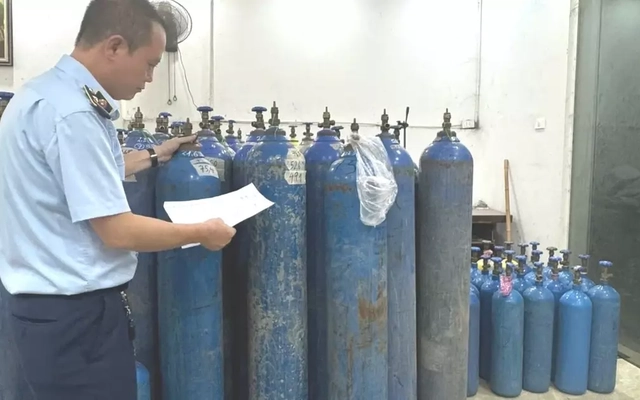 Hà Nội: Phát hiện hàng trăm bình khí cười không rõ nguồn gốc