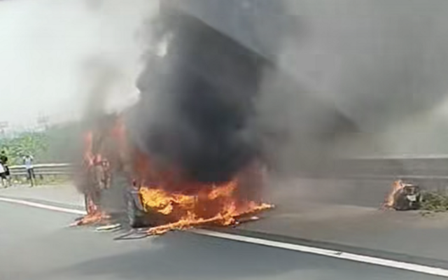 Ô tô khách bốc cháy ngùn ngụt trên cao tốc Pháp Vân - Cầu Giẽ