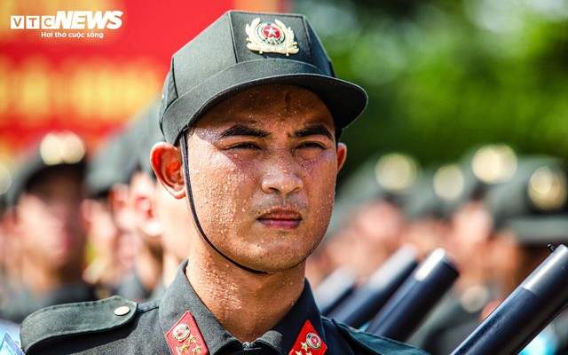 Gương mặt rám nắng, đẫm mồ hôi trên thao trường nắng lửa mừng đại lễ