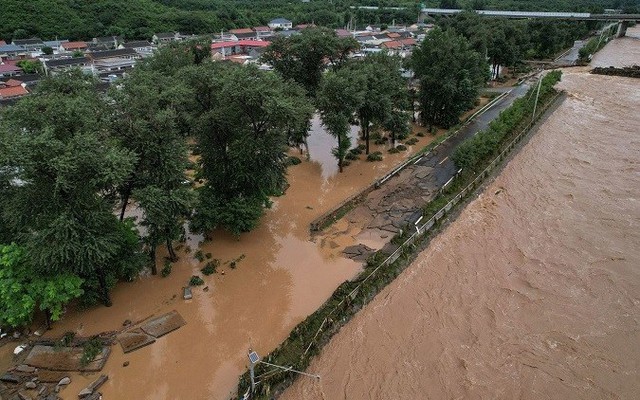 Đường phố thành sông khi lũ lụt chết người nhấn chìm miền bắc Trung Quốc