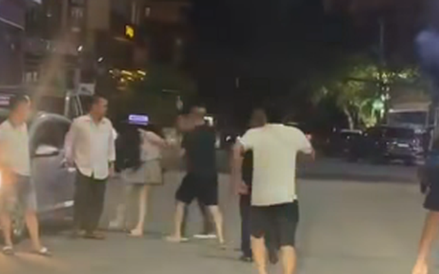 Xác minh thông tin nhóm đàn ông xàm sỡ, hành hung phụ nữ trước quán karaoke