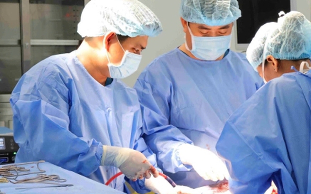 Thiếu nữ 15 tuổi mang u buồng trứng to như thai 7 tháng