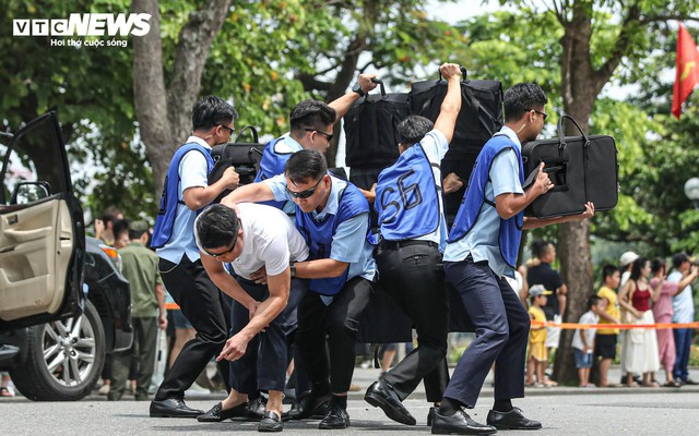 Lực lượng Cảnh vệ phản ứng thần tốc, diễn tập bảo vệ yếu nhân tại Hồ Gươm