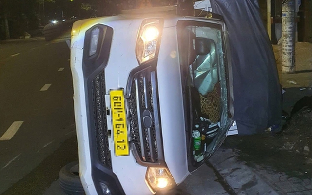 Clip 25 giây ghi lại khoảnh khắc kinh hoàng mô tô phân khối lớn tông lật xe tải ở TP HCM