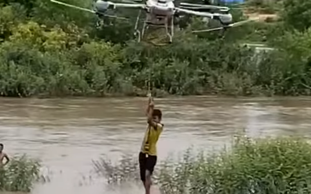 Anh nông dân Gia Lai nhanh trí dùng drone cứu hai em nhỏ kẹt giữa dòng nước xiết