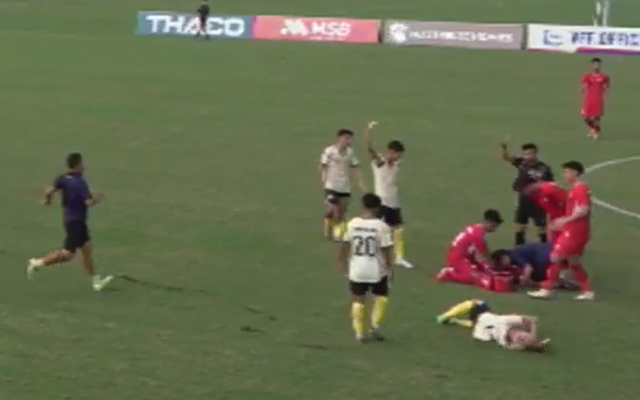 Tuyển thủ U23 Việt Nam bất tỉnh trên sân