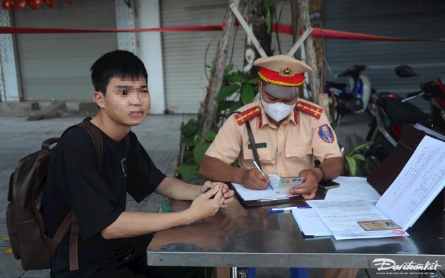 Hà Nội: Hàng loạt tài xế nhận biên bản vì đi trên vỉa hè