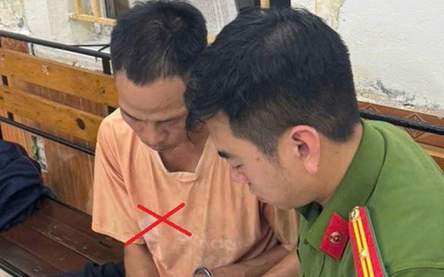 Tạm giữ người bố xích chân con treo ngược lên rồi dùng thanh gỗ đánh