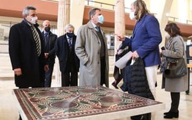 Dùng tranh khảm làm bàn trà, không ngờ là bảo vật 2.000 tuổi