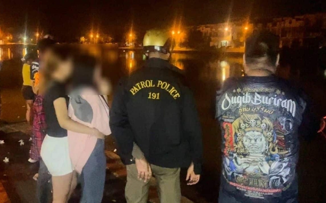 Thua bạc online, nam thanh niên đang đi cùng bạn gái thì có hành động bất ngờ khiến đối phương ám ảnh