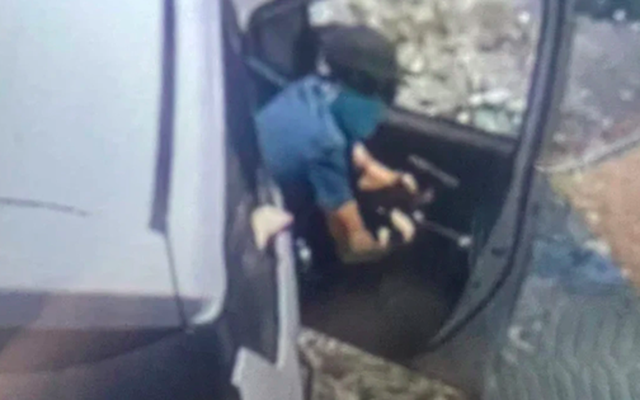 Không vượt được xe tải, 2 người đàn ông cầm súng K54, dao đe dọa tài xế