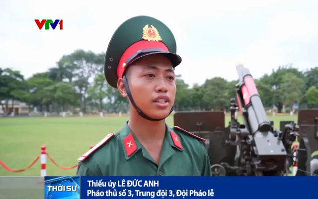 Đằng sau quân phục Hạ sĩ của Thiếu úy Đội pháo lễ