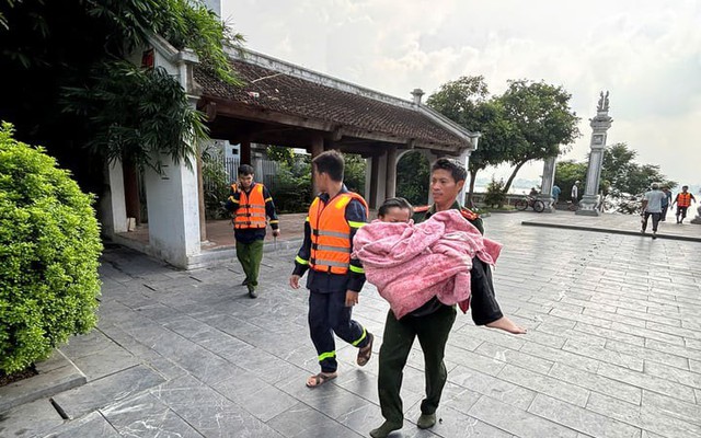 Công an Hà Nội cứu nữ sinh nhảy cầu Vĩnh Tuy tự tử