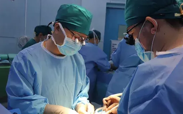 Ghép thận cứu bé gái mắc đột biến gen hiếm gặp