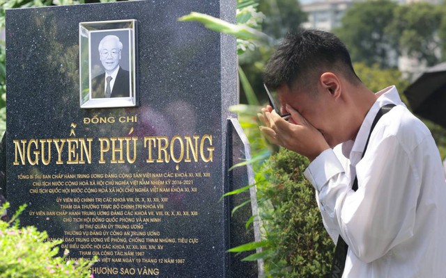 Lá thư tay và những hình ảnh xúc động trước phần mộ cố Tổng Bí thư Nguyễn Phú Trọng trong ngày giỗ đầu