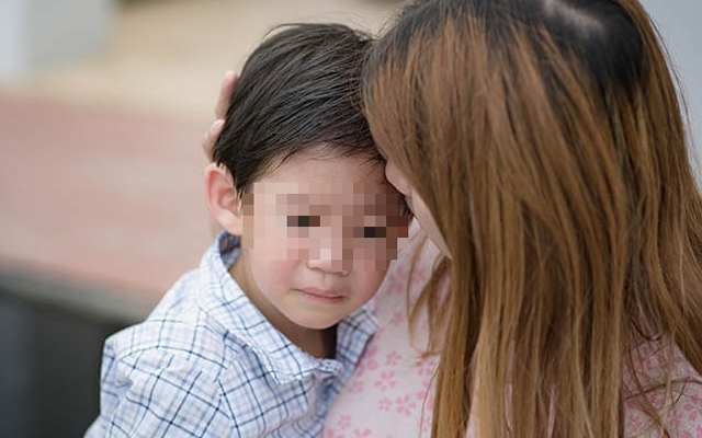 Thấy con trai 2 tuổi gầy bất thường, mẹ vội kiểm tra camera, bật khóc khi biết sự thật