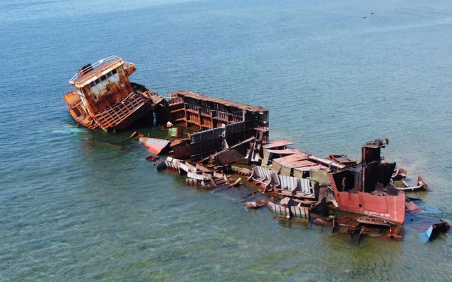 Cận cảnh trục vớt ‘tàu ma’ mắc cạn từng là điểm check-in ở Khánh Hoà