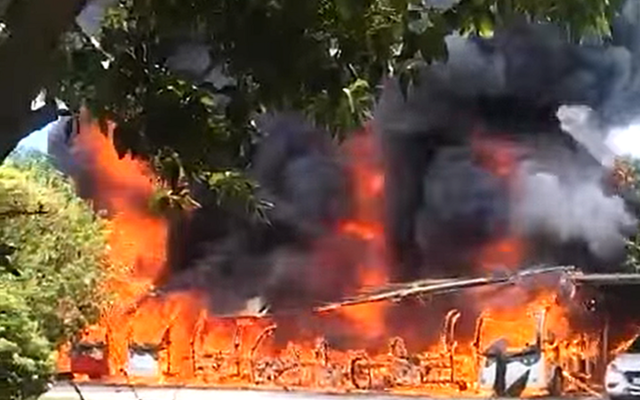 Loạt xe điện du lịch ở chùa Hương Tích Hà Tĩnh bị thiêu rụi