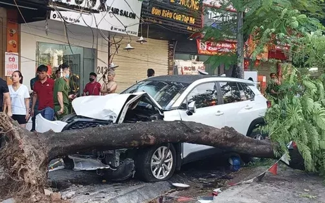 Hà Nội: Ô tô đâm liên hoàn nhiều xe máy trên phố Trần Đại Nghĩa