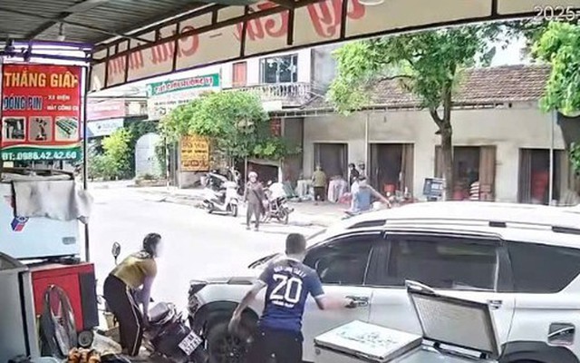 CLIP: Tài xế đột quỵ khi lái xe ô tô trên đường đông người