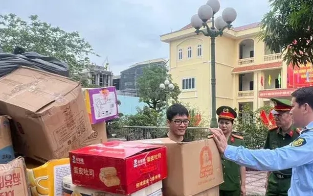 Các hộ kinh doanh tại thủ phủ La Phù tự nguyên giao nộp 25 tấn bánh kẹo để tiêu hủy