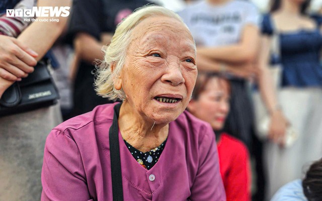 Cụ bà 80 tuổi dậy từ 4h sáng đi xem bộ đội hợp luyện diễu binh, diễu hành