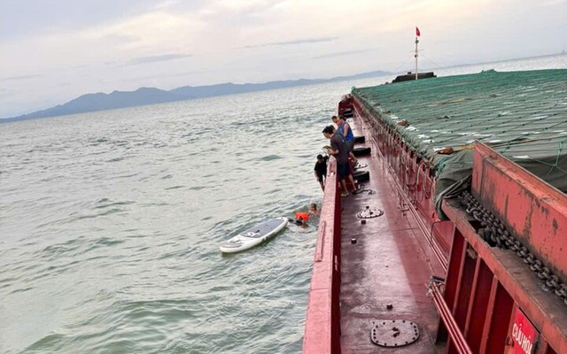 Người cha kể lại khoảnh khắc sinh tử khi trôi dạt hơn 13 giờ trên biển cùng con gái