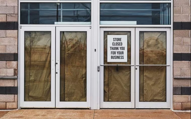 Hàng nghìn cửa hàng điện thoại đóng cửa vì không đủ tiền trả mặt bằng, những con phố sầm uất chìm trong ế ẩm