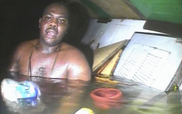 Tàu lật úp, toàn bộ thủy thủ đoàn thiệt mạng, duy nhất đầu bếp 29 tuổi "từ cõi chết trở về" kể lại 60 giờ sinh tồn dưới đáy Đại Tây Dương