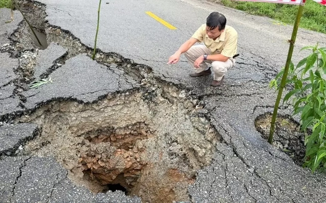 Hố tử thần sâu hơn 1m 'há miệng' giữa quốc lộ ở Quảng Ngãi