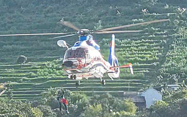 Trực thăng quân đội giải cứu thành công 8 người bị cô lập do mưa lũ ở Sơn La