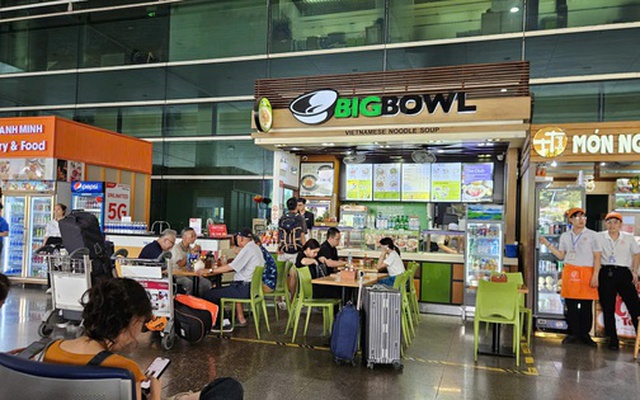 Chủ đầu tư sân bay Tân Sơn Nhất nói gì về giá phở, mì gói cao gấp nhiều lần bên ngoài?