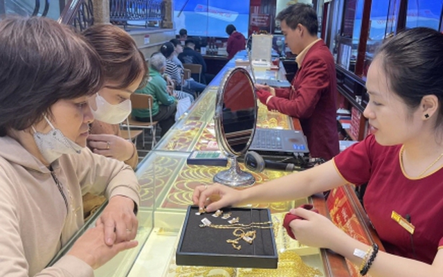 Giá vàng liên tục xô đổ kỷ lục, muốn đầu tư cần chú ý gì?