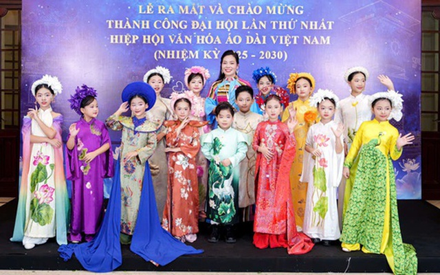 Sân khấu Nhà hát Lớn lắng đọng với “Thì Thầm Hoa Sen” của NTK Cao Thu Vân