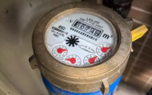 Nhà bỏ hoang 20 năm nhưng đồng hồ nước vẫn hiển thị đã “ngốn” 260m³, hóa đơn vọt hơn 5,8 triệu đồng, gia chủ gọi người đến kiểm tra thì được thông báo: "Dữ liệu chính xác"
