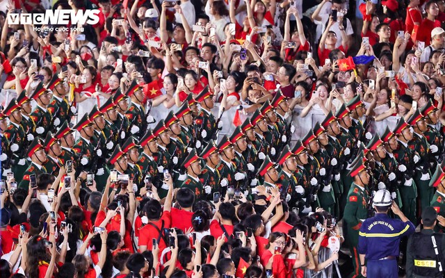 Xúc động hình ảnh 68 quân nhân diễu binh trong vòng tay Nhân dân